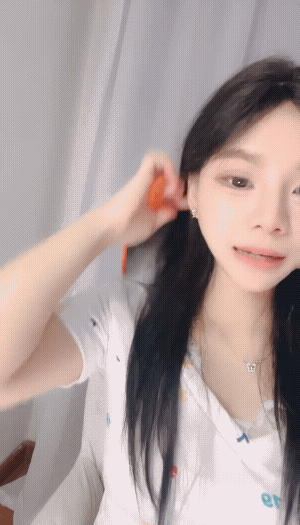 【PK】超嫩美女主播【一个小板栗】无毛粉逼一线天自慰【2V 3.4G】-燃欲社